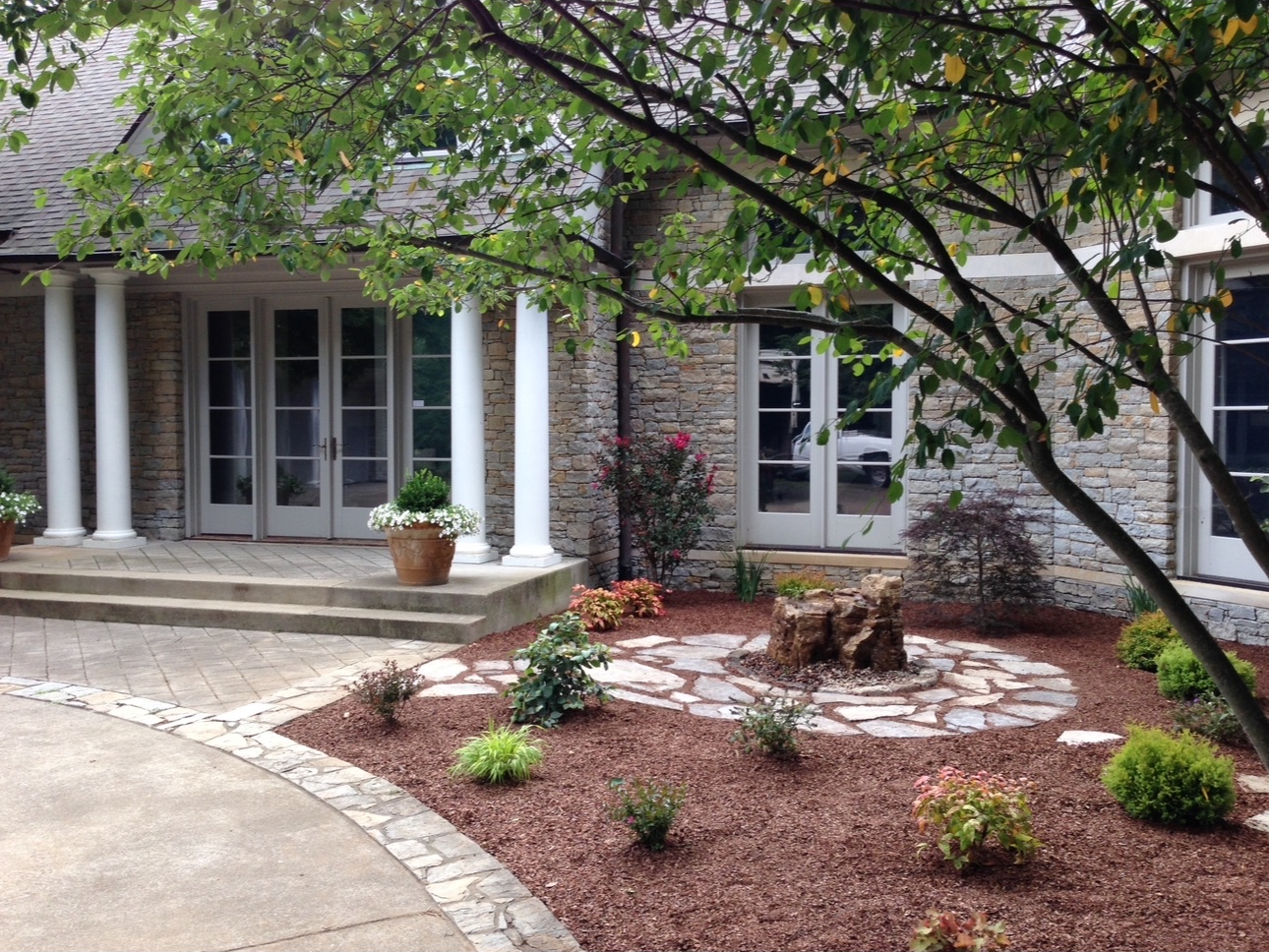 Professional residential landscaping by Ellis Landscaping in Lexington KY